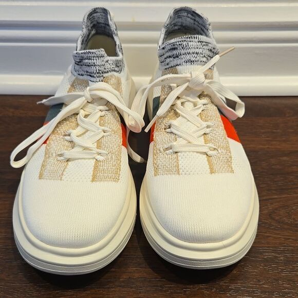 Stylish White Sneakers with Red and Green Accents - Picture 3 of 6